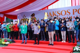 Bagikan Baksos, Kapolri: Teruslah Berkontribusi Terbaik untuk Bangsa