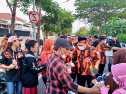 PAC Gubeng,  bersama Koti Pemuda Pancasila Mulyorejo - Sukolilo Bagikan Takjil dan Bukber