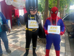 Dua Superhero Bantu Polisi Jaga Pos Di Pasar Turi Jelang Mudik