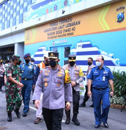 Ke Pelabuhan Tanjung Perak, Kapolri: Transportasi Laut Alternatif Kurangi Kemacetan Arus Mudik