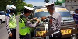 Pelanggar di Pamekasan Diberi Tanda Janur Kuning Oleh Satgas Kamseltibcarlantas