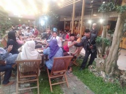 Aliansi Wartawan Pamekasan Bagi Bagi Takjil