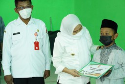 Bupati Bojonegoro Serahkan Bansos ke Anak Yatim