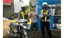 Polisi Satlantas Amankan Pengendara Motor Pembawa Pil Double L
