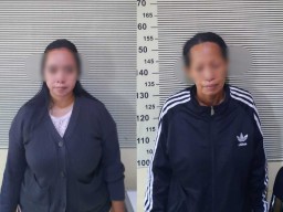 Dua Emak-Emak ini Jadi Penjual, Tetangganya Jadi Pembeli