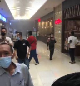 Pengunjung Berhamburan, Jalanan Sekitar Tunjungan Plaza Macet Total