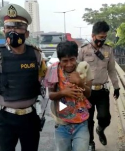 Bawa Boneka Anak Akan Lompat Dari Atas Tol Usai Cek Cok dengan Istri