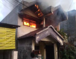 Jelang Berbuka, Rumah Di Surabaya Terbakar