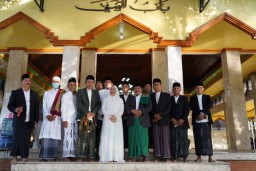 Berbaur Bersama Warga, Bupati Bojonegoro Tunaikan Shalat Idul Fitri di Masjid Baabus Shofa