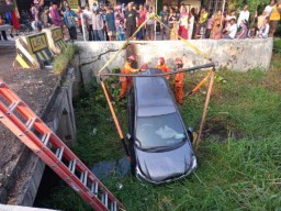 Mobilio Terjun ke Parit, Diduga Sopir Mabuk