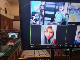 Gara Gara Ratusan Karton Minyak Goreng, Wanita ini Diseret Kemeja Hijau
