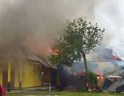 Gedung Dinas Pendidikan dan Kebudayaan Kabupaten Buru Terbakar