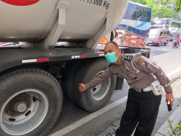 Laka Lantas di Jalan Kenjeran, Pemotor Meninggal dengan Truk Tangki