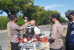 Petugas Ops Ketupat Semeru Berikan Masker Gratis Kepada Pengguna Jalan