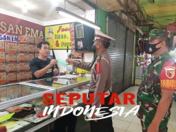 Kanit Lantas Polsek Sawahan bersama 3 Pilar Berikan Himbauan dan Bagikan Masker