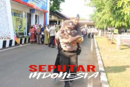 Polisi ini Gendong Warga Disabilitas Saat Penyaluran Bantuan Tunai