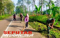 Bersama Masyarakat, Koramil Kedewan Bojonegoro Gotong Royong bersihkan Jalan Poros Desa