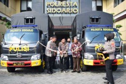Polisi Terima Dua Truk Operasional dari Pemkab Sidoarjo, Untuk Amankan Pilkades