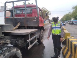 Saat Banjir, Satlantas Polres Tanjung Perak Lakukan ini ke Pengguna Jalan