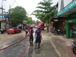 Dinas Damkar Gerak Cepat Bersihkan Ceceran Tanah di Jalan Pemuda dan Jalan Basuki Rahmat