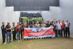 HUT Bhayangkara ke-76, Polrestabes Surabaya Lomba Menembak dengan Wartawan