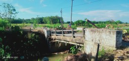 Jembatan Ambrol Isolasi Tiga Desa, Ekonomi Lumpuh