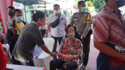 Jelang HUT Polri yang Ke-79 Polsek Tambaksari Gelar Vaksinasi Massal