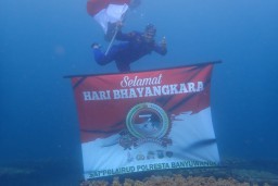 Bendera Merah Putih di Bawah Laut, Satpolair Polresta Banyuwangi Semarakkan Hari Bhayangkara Ke-76