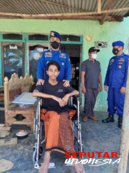 Polisi Peduli,Sat Polairud Polres Probolinggo Berikan Bantuan Kursi Roda untuk Disabilitas