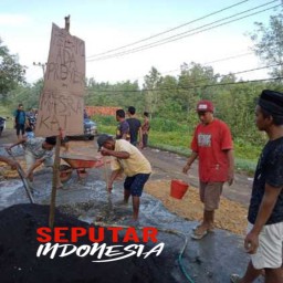 Warga Pangelaan Pamekasan Gotong Royong Memperbaiki Jalan Berlubang