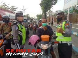 Bagi Snack dan Masker, SatLantas Polres Sampang