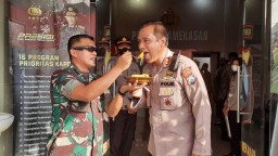 Tumpeng TNI untuk Polri di HUT ke-76 Bhayangkara