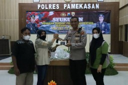 Iwo Kirim Kue Untuk Kapolres Pamekasan di HUT Bhayangkara