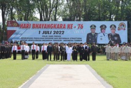 Puncak Hari Bhayangkara Ke-76, Forkopimda Bojonegoro Ikuti Upacara di Alun-alun