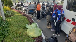 Penumpang Kaget, Pembecak Tiba Tiba Berhenti dan Tergeletak