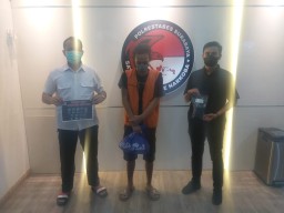 Bakul Ayam Dibekuk Polisi Saat Rumahnya Digrebek