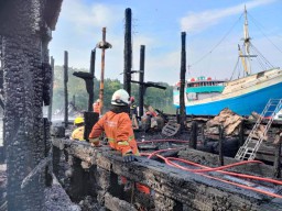 Dua Kapal Terbakar di Pelabuhan Kalimas Surabaya