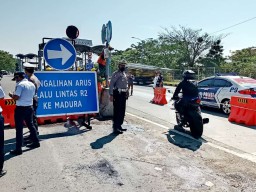 Jalur Motor Jembatan Suramadu Ditutup Oleh Polisi