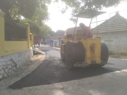 Dengan Dana Desa Kades Wadung Laksanakan Pengaspalan Jalan diDesanya