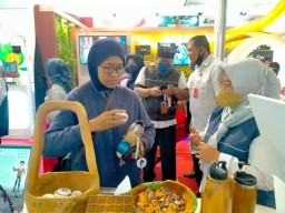 Tumbler Kayu Jati Produk UMKM di Bojonegoro Menarik Pengunjung JKF 2022