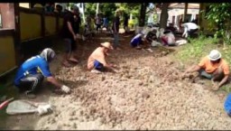 Jalan Rusak di Kepulauan Masalembu, Warga Swadaya Perbaiki