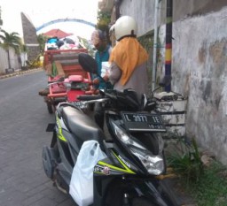 Apes, Ditinggal Sholat Subuh Motor Guru Disikat Maling