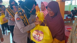 Menyambut HUT Ke-74 Tahun, Polwan Pamekasan Berbagi