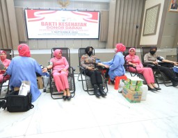 Sambut Hari Polwan ke-74, Polwan Polda Jatim Gelar Donor Darah, Baksos dan Polwan Goes To School