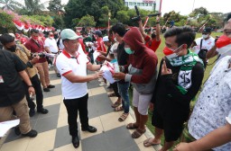 Mendagri dan Kapolda Jatim Bagi 10 Juta Bendera Merah Putih