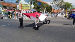 Melintas di Simpang Empat Monumen Sampang, Pengendara Dihentikan Sejenak