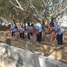Upacara Tabur Bunga ke TMP Panglegur, Diikuti Lapas Narkotika Pamekasan Kelas IIA Pamekasan