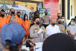 Wanita ini Mau Saja Diajak Pacar Bobol Kotak Amal Masjid