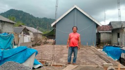 PT BSI Bedah Rumah Warga Pancer Pesanggaran
