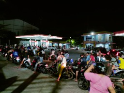 BBM Dikabarkan Naik, Antrian SPBU Kedung Cowek Membeludak